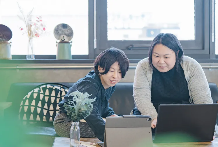 代表の二人が打ち合わせをしている様子