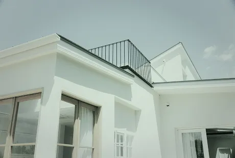 白い建物の外観